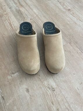No. 6 Tan Suede Slip-On Clogs 39 (8.5)